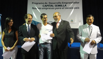 Roura y el ministro IbaÃ±ez entregando prÃ©stamos de honor